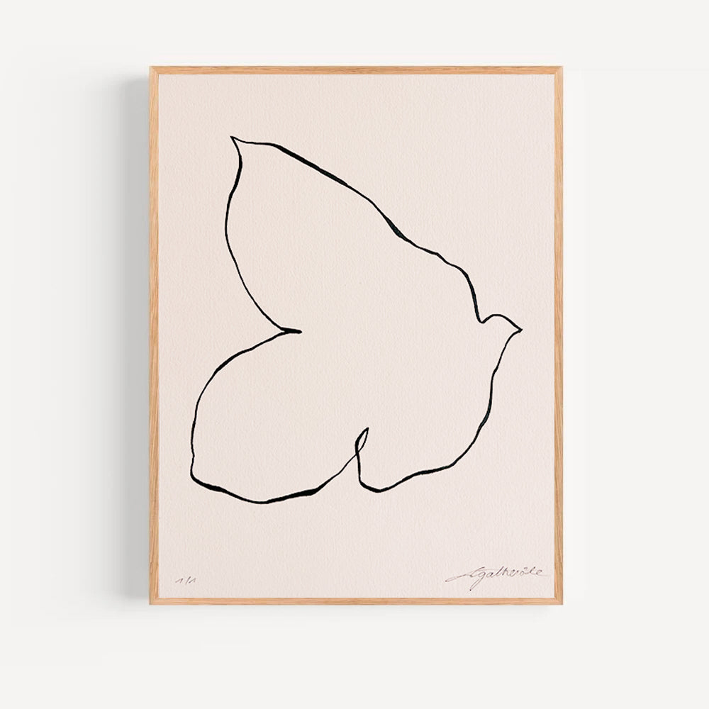 Cette œuvre minimaliste originale, réalisée à la main à l’encre de Chine sur papier d’exception, incarne une vision poétique et lumineuse de l’art contemporain.
Chaque colombe, signature de l’atelier Atelier Agapé, devient une messagère de paix, de douceur et d’intemporalité.Idéale pour une décoration intérieure épurée, cette œuvre s’intègre parfaitement dans un univers contemporain, wabi-sabi ou minimaliste haut de gamme.
Œuvre originale – pièce unique
Signée et numérotée
Certificat d’authenticité inclus