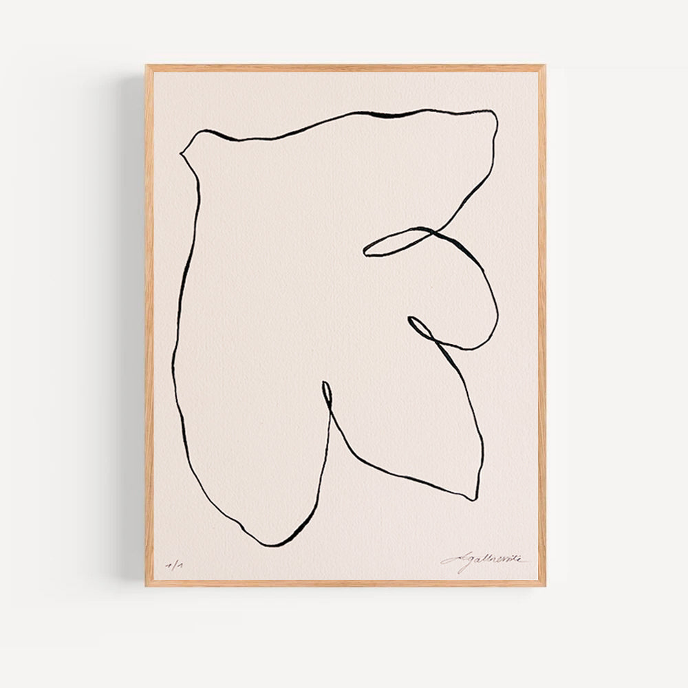 Cette œuvre minimaliste originale, réalisée à la main à l’encre de Chine sur papier d’exception, incarne une vision poétique et lumineuse de l’art contemporain.
Chaque colombe, signature de l’atelier Atelier Agapé, devient une messagère de paix, de douceur et d’intemporalité.Idéale pour une décoration intérieure épurée, cette œuvre s’intègre parfaitement dans un univers contemporain, wabi-sabi ou minimaliste haut de gamme.
Œuvre originale – pièce unique
Signée et numérotée
Certificat d’authenticité inclus