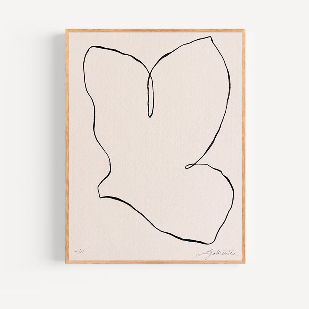 Cette œuvre minimaliste originale, réalisée à la main à l’encre de Chine sur papier d’exception, incarne une vision poétique et lumineuse de l’art contemporain.
Chaque colombe, signature de l’atelier Atelier Agapé, devient une messagère de paix, de douceur et d’intemporalité.Idéale pour une décoration intérieure épurée, cette œuvre s’intègre parfaitement dans un univers contemporain, wabi-sabi ou minimaliste haut de gamme.
Œuvre originale – pièce unique
Signée et numérotée
Certificat d’authenticité inclus