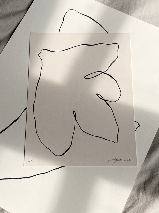 Cette œuvre minimaliste originale, réalisée à la main à l’encre de Chine sur papier d’exception, incarne une vision poétique et lumineuse de l’art contemporain.

Chaque colombe, signature de l’atelier Atelier Agapé, devient une messagère de paix, de douceur et d’intemporalité.Idéale pour une décoration intérieure épurée, cette œuvre s’intègre parfaitement dans un univers contemporain, wabi-sabi ou minimaliste haut de gamme.

Œuvre originale – pièce unique
Signée et numérotée
Certificat d’authenticité inclus