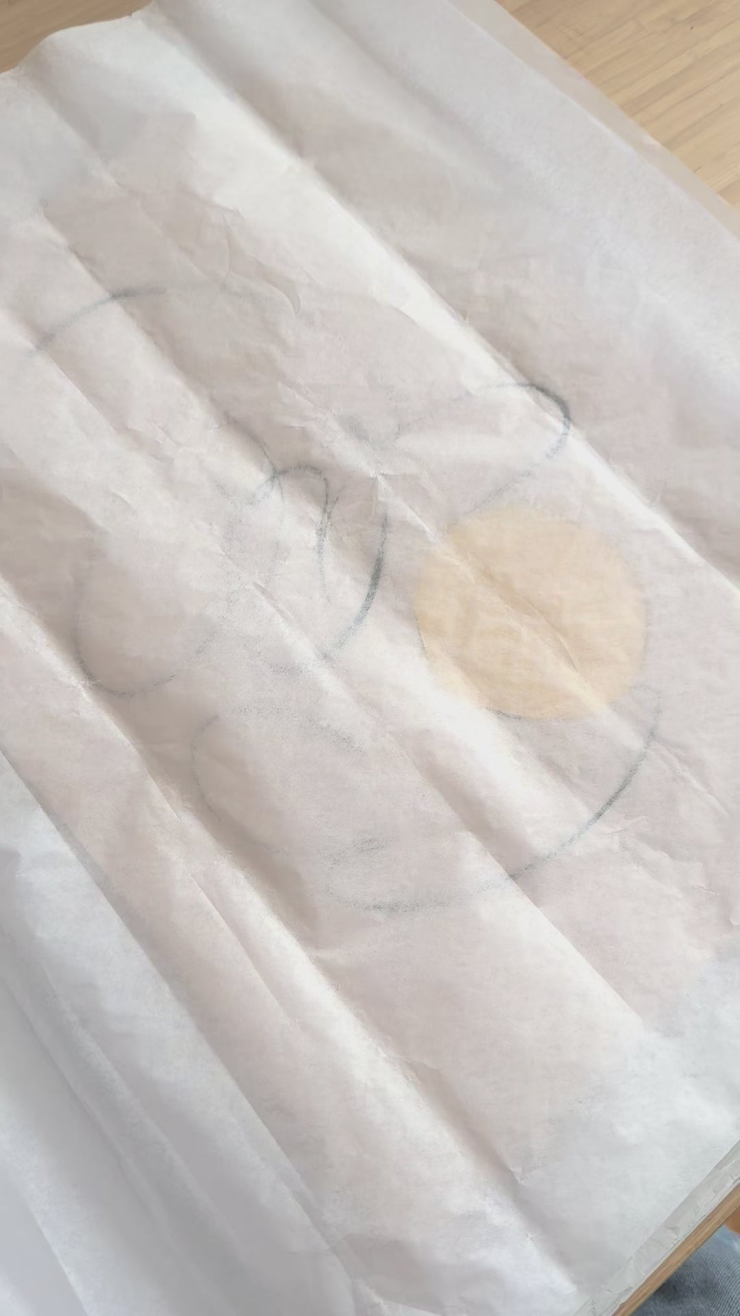 œuvre moderne fait main en France encre de Chine et feuille d’or décoration murale minimaliste élégante